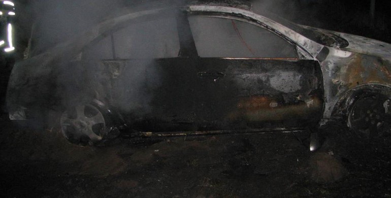 На Рівненщині вщент спалили автівку